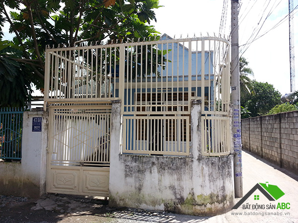 Bán nhà cấp 4 hai mặt tiền đường hẻm gần trường học Nguyễn An Ninh, Dĩ An